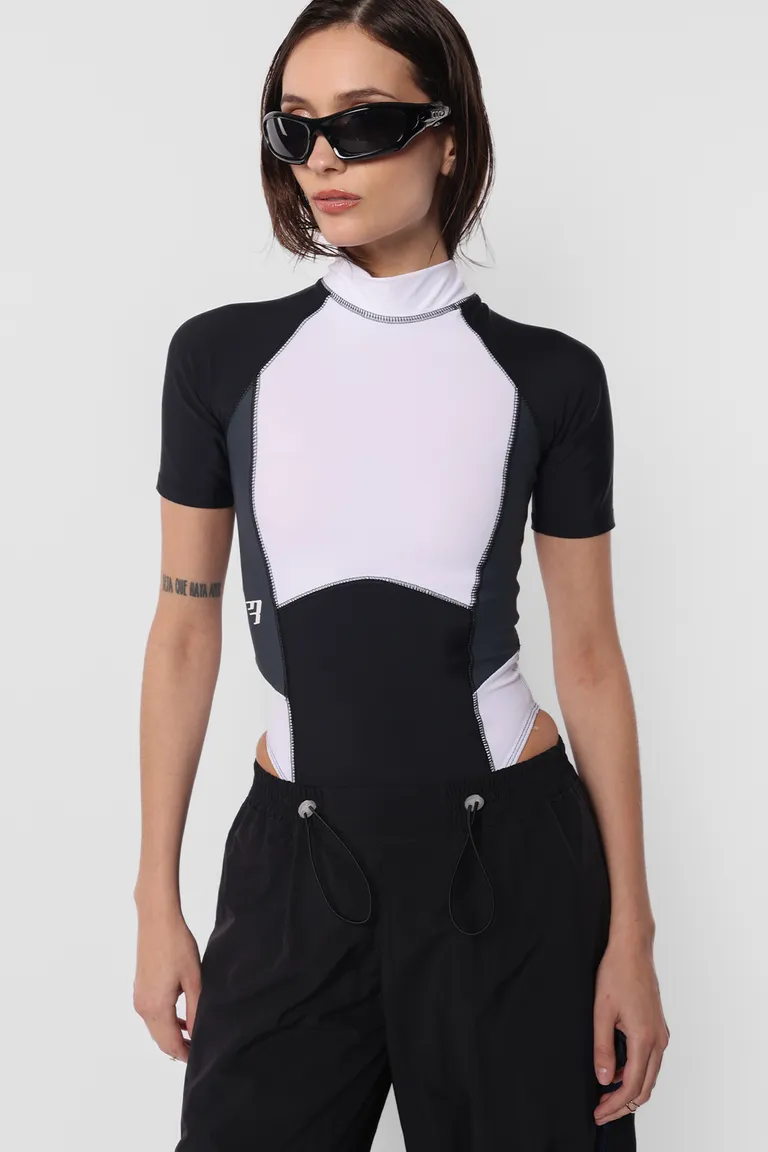 Body deportivo ajustado con cuello medio polera, mangas cortas y recortes decorativos de Top White en Bodies para argentina