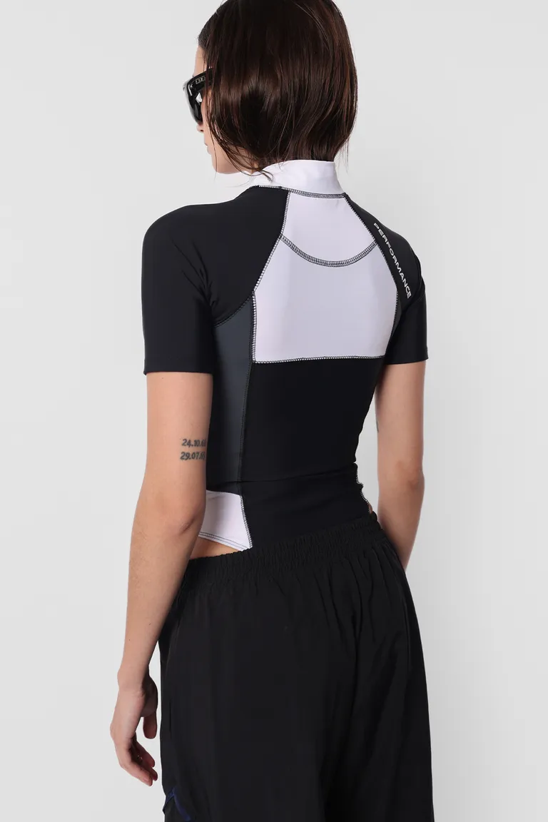 Body deportivo ajustado con cuello medio polera, mangas cortas y recortes decorativos de Top White en Bodies para argentina