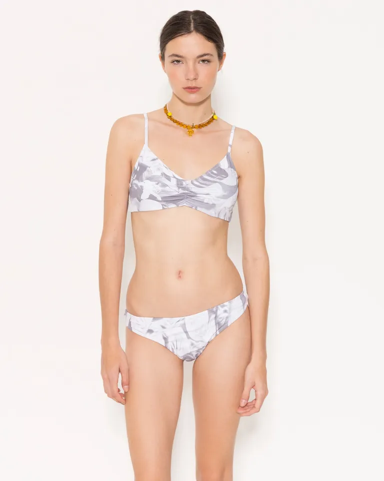 Bikini de dos piezas con estampado impactante para un look de verano de Jazmin Chebar en Swimwear y Beachwear para argentina