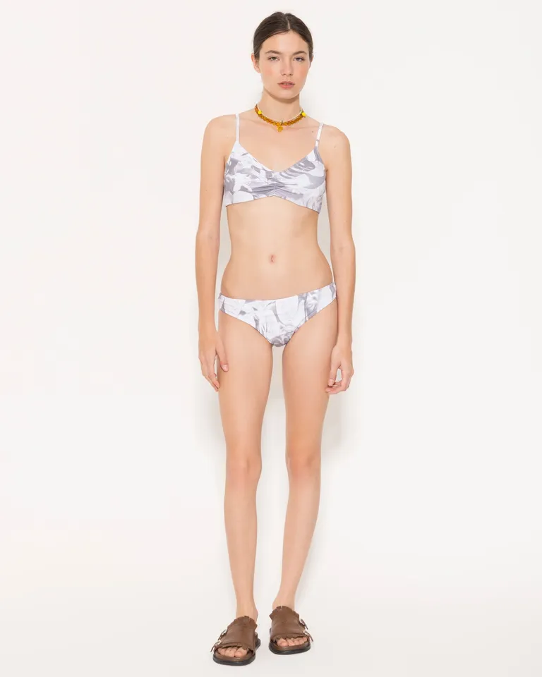 Bikini de dos piezas con estampado impactante para un look de verano de Jazmin Chebar en Swimwear y Beachwear para argentina