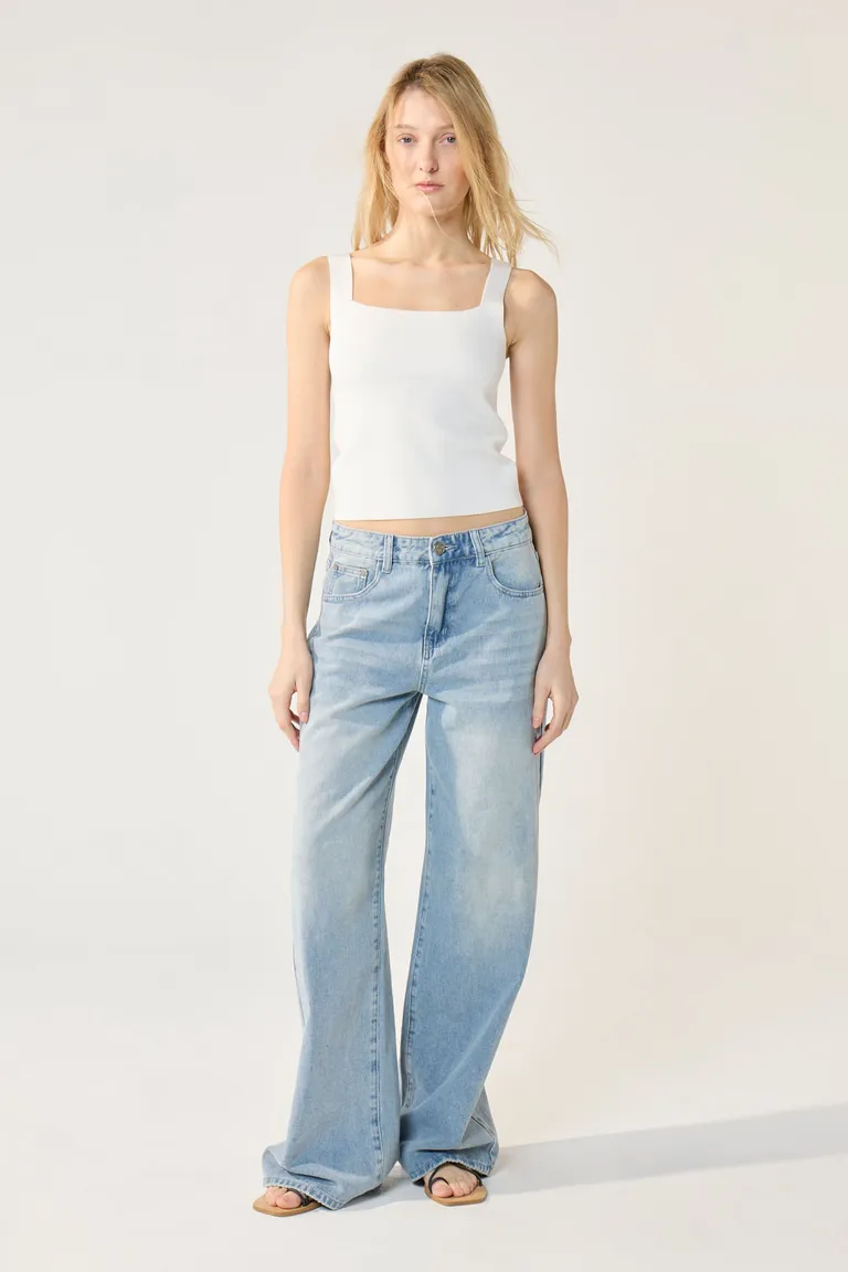 Pantalones de mezclilla de pierna ancha en tono celeste suave con tiro alto de Cuesta Blanca en Pantalones para argentina