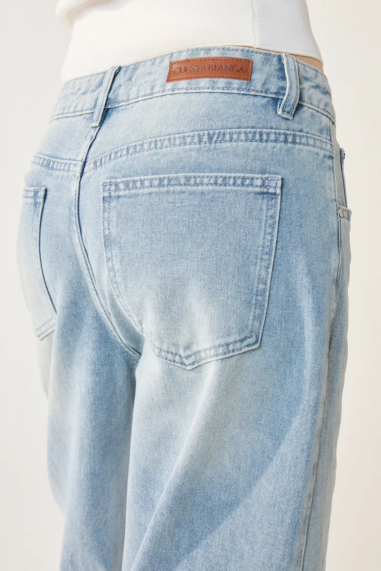 Pantalones de mezclilla de pierna ancha en tono celeste suave con tiro alto de Cuesta Blanca en Pantalones para argentina