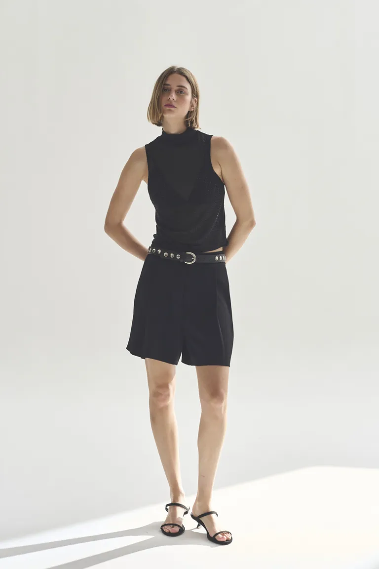 Remera sin mangas negra de diseño elegante y moderno para mujer de Akiabara en Remeras para argentina