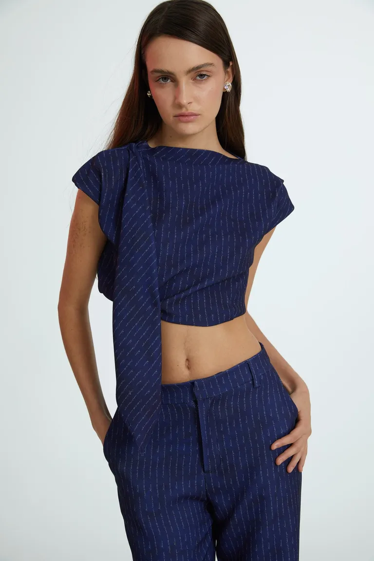 Top asimétrico con estampado geométrico en tonos azules para un look moderno y elegante de Naíma en Tops para argentina