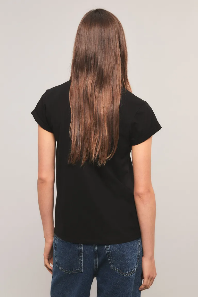 Remera de corte regular con cuello redondo y mangas cortas con terminación arremangada y bordado frontal de Kosiuko en Remeras para argentina