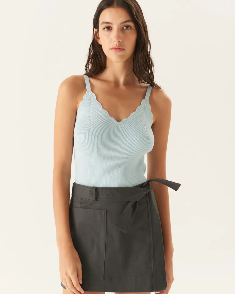 Top sin mangas con escote en V y breteles finos de calce entallado de Furzai en Tops para argentina