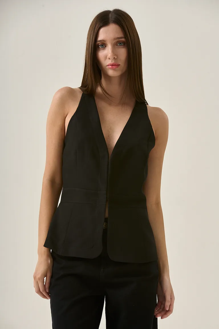 Chaleco negro de escote en V y diseño halter, una prenda versátil y estilizada de Sweet en Chalecos para argentina