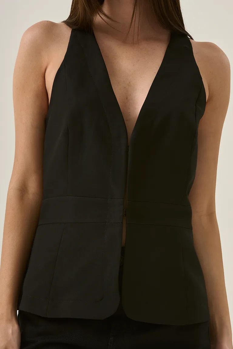 Chaleco negro de escote en V y diseño halter, una prenda versátil y estilizada de Sweet en Chalecos para argentina