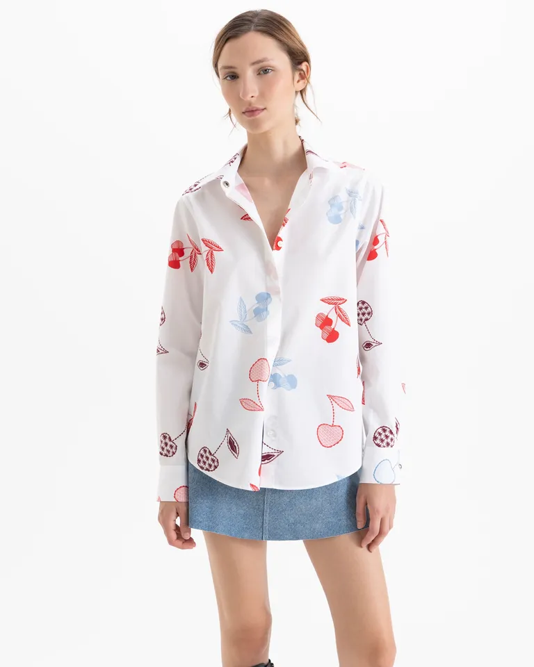 Camisa de mujer con estampado frutal, cierre delantero de botones ocultos y cuello camisero clásico de Jazmin Chebar en Camisas para argentina