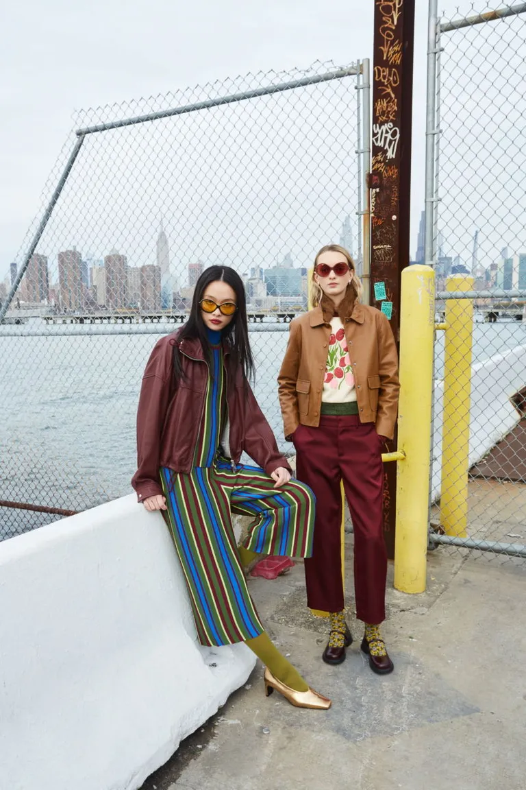 Pantalón sastrero de corte recto con tiro medio y bolsillos ojal de Las Pepas en Pantalones para argentina