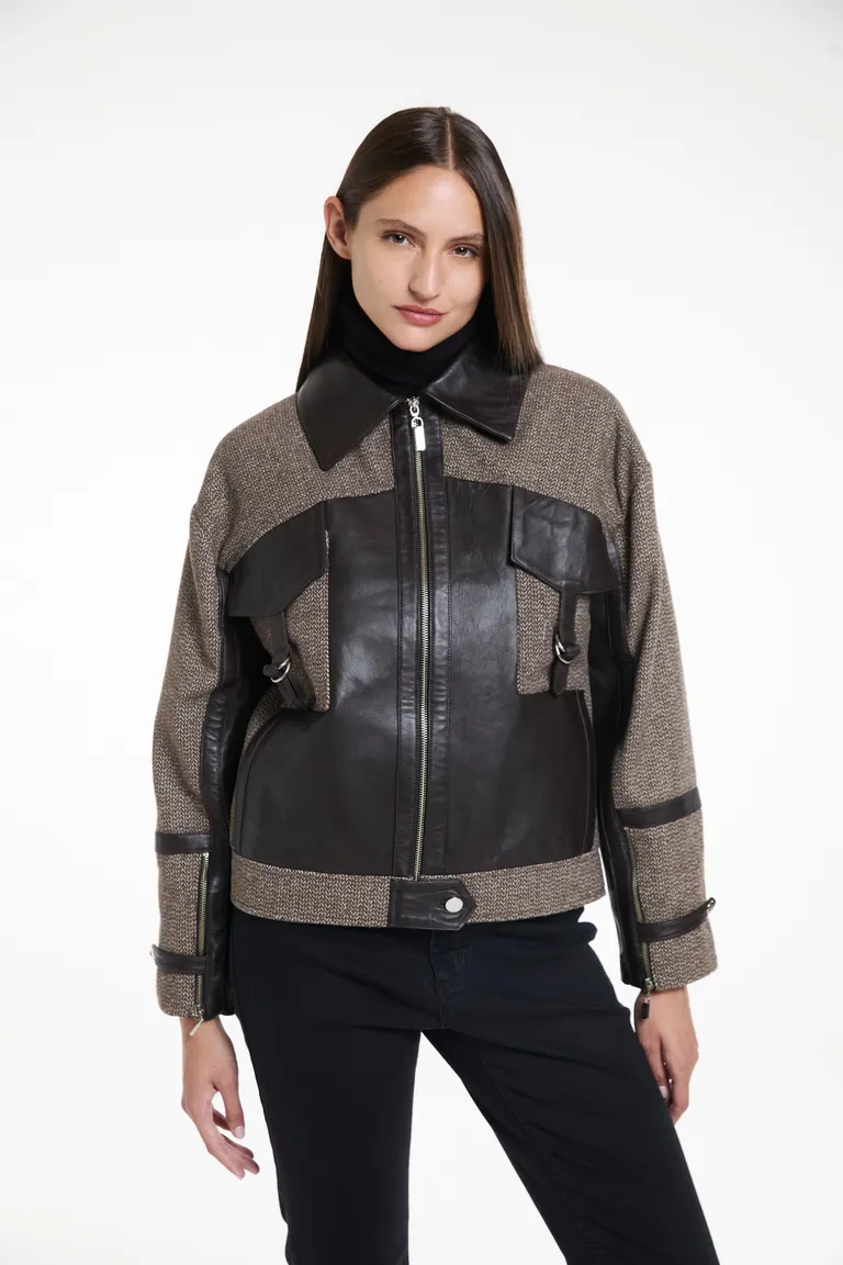 Chaqueta sastrera estructurada con cierres frontales y detalles de textura combinada de Justaosadia en Chaquetas para argentina