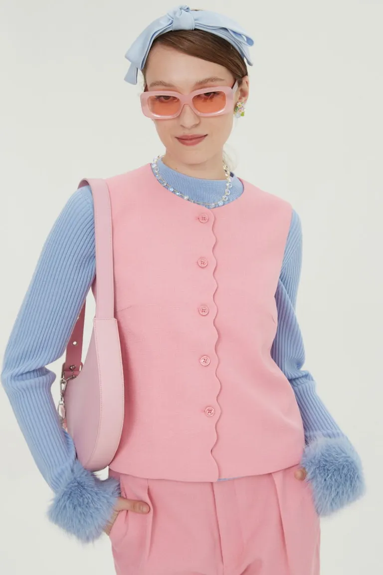 Chaleco sastrero recto con escote redondo y detalles de botones y bordado trasero de Las Pepas en Chalecos para argentina