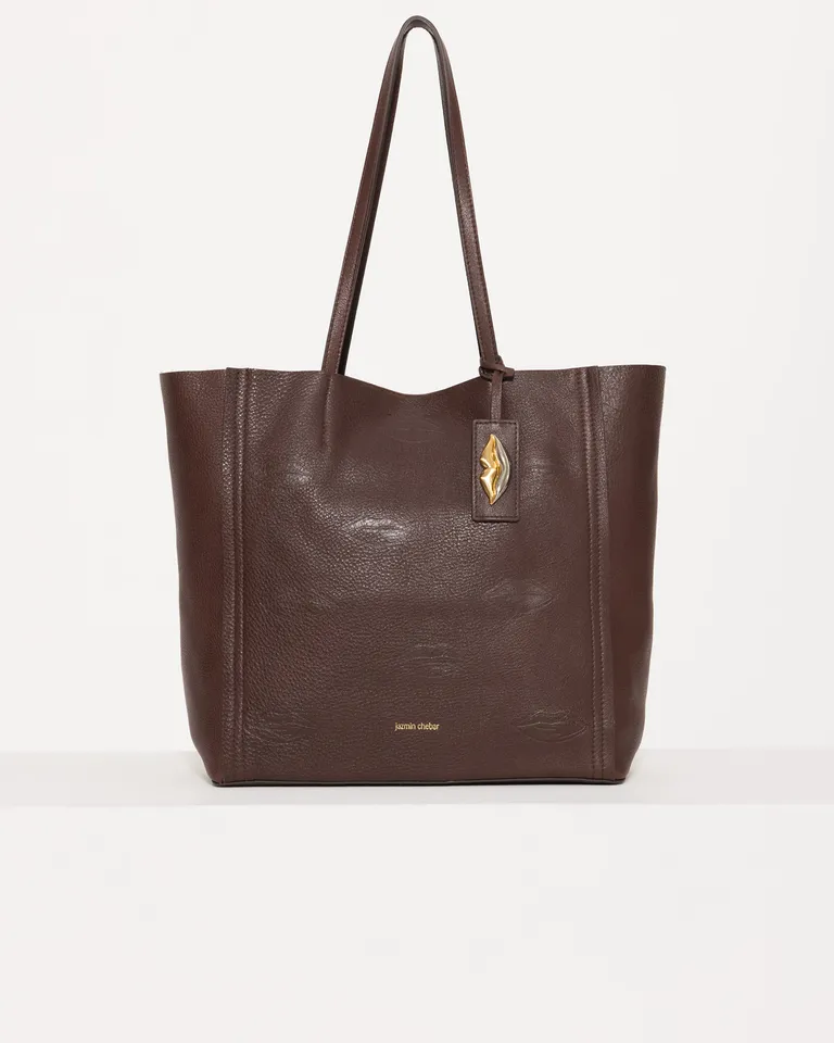 Bolso de mano de cuero marrón con diseño de grabado en relieve de Jazmin Chebar en Bolsos y Carteras para argentina
