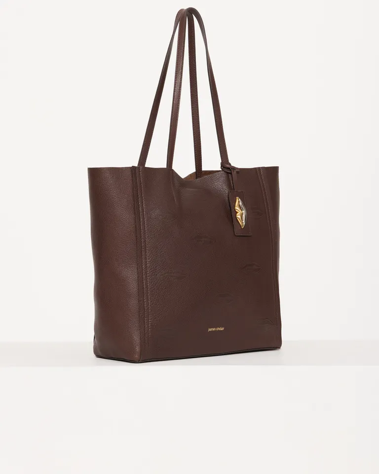 Bolso de mano de cuero marrón con diseño de grabado en relieve de Jazmin Chebar en Bolsos y Carteras para argentina