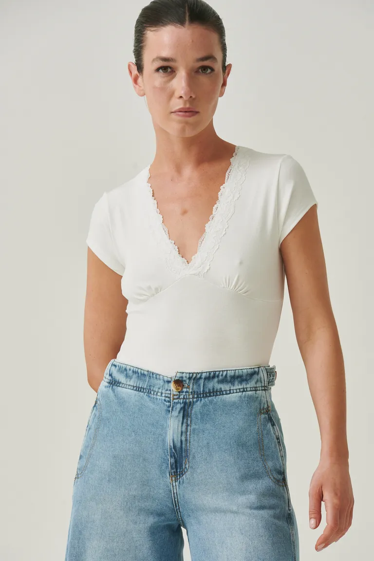 Remera de escote en V con puntilla, una prenda versátil y elegante para tu armario de Sweet en Remeras para argentina