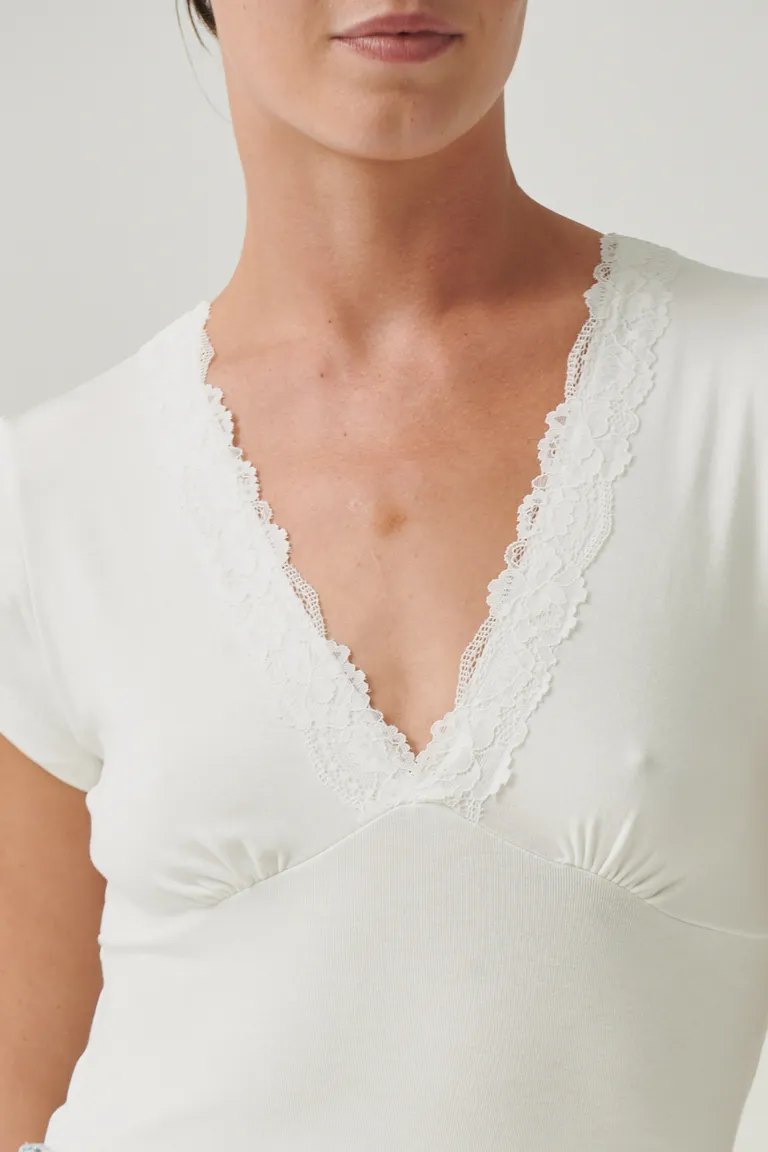 Remera de escote en V con puntilla, una prenda versátil y elegante para tu armario de Sweet en Remeras para argentina