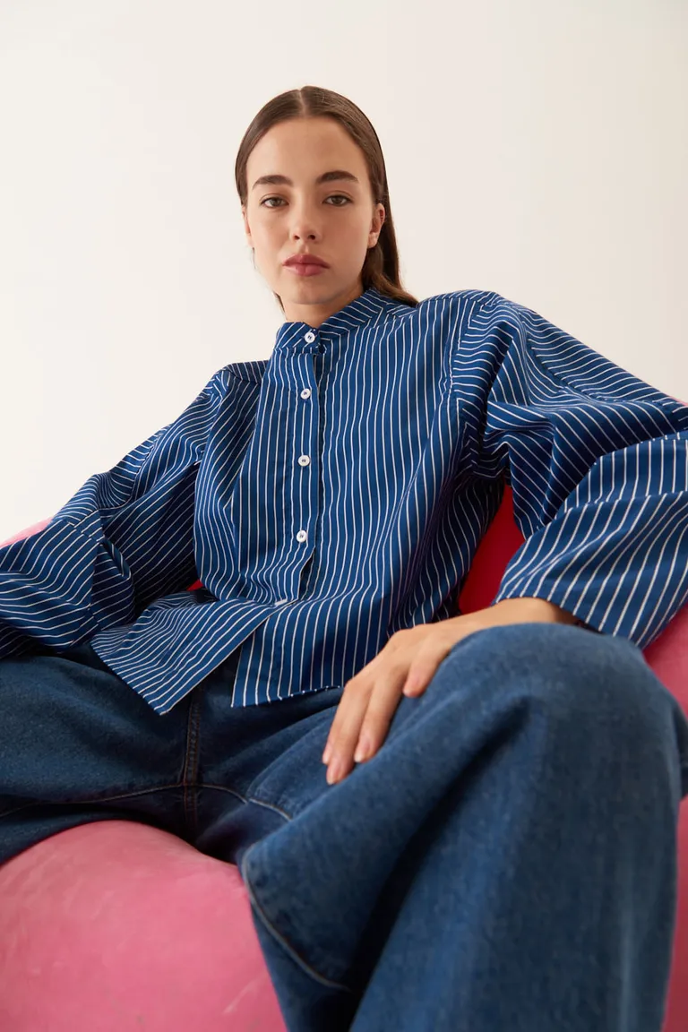 Camisa de mujer con rayas, cuello mao, cierre frontal de botones y mangas con volumen de Furzai en Camisas para argentina