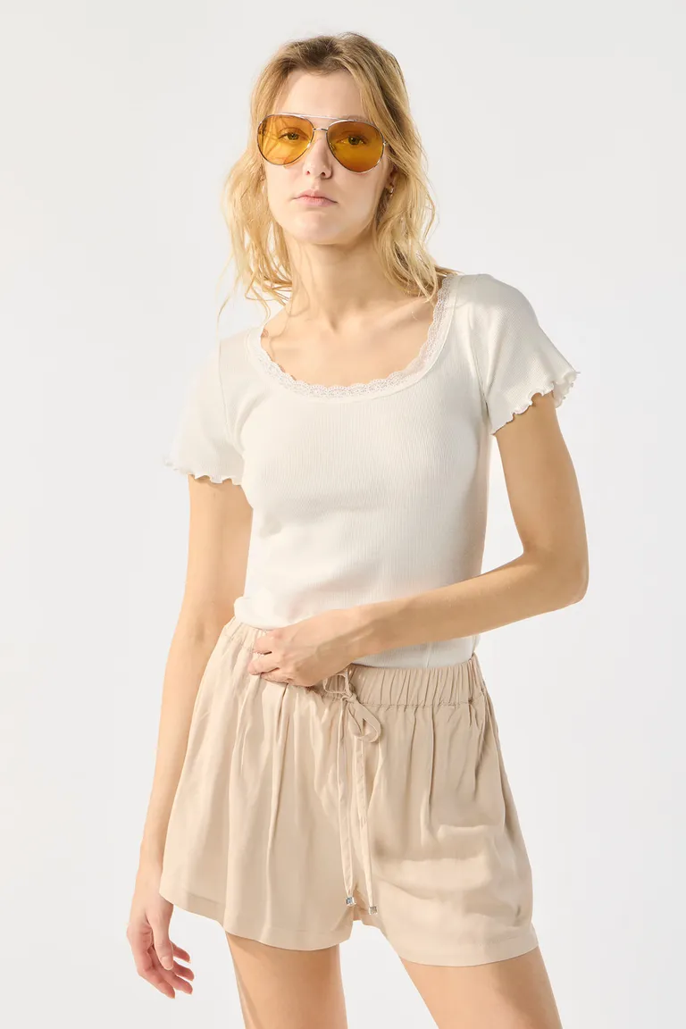 Remera blanca de manga corta con detalles de puntilla de Cuesta Blanca en Remeras para argentina