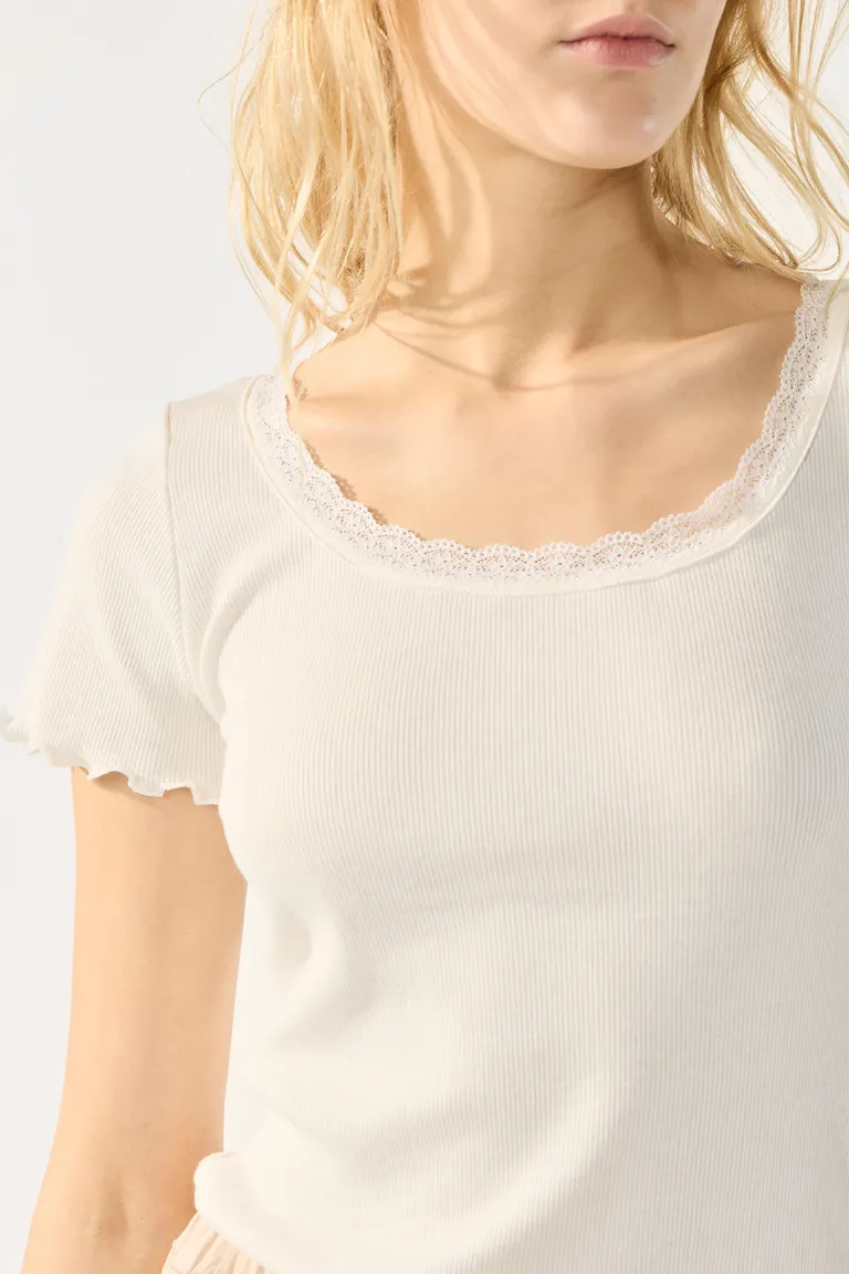 Remera blanca de manga corta con detalles de puntilla de Cuesta Blanca en Remeras para argentina