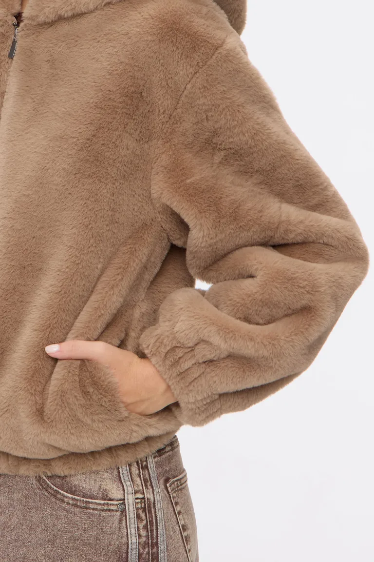 Campera de mujer con capucha, cierre frontal y bolsillos laterales de diseño funcional de Cuesta Blanca en Chaquetas para argentina