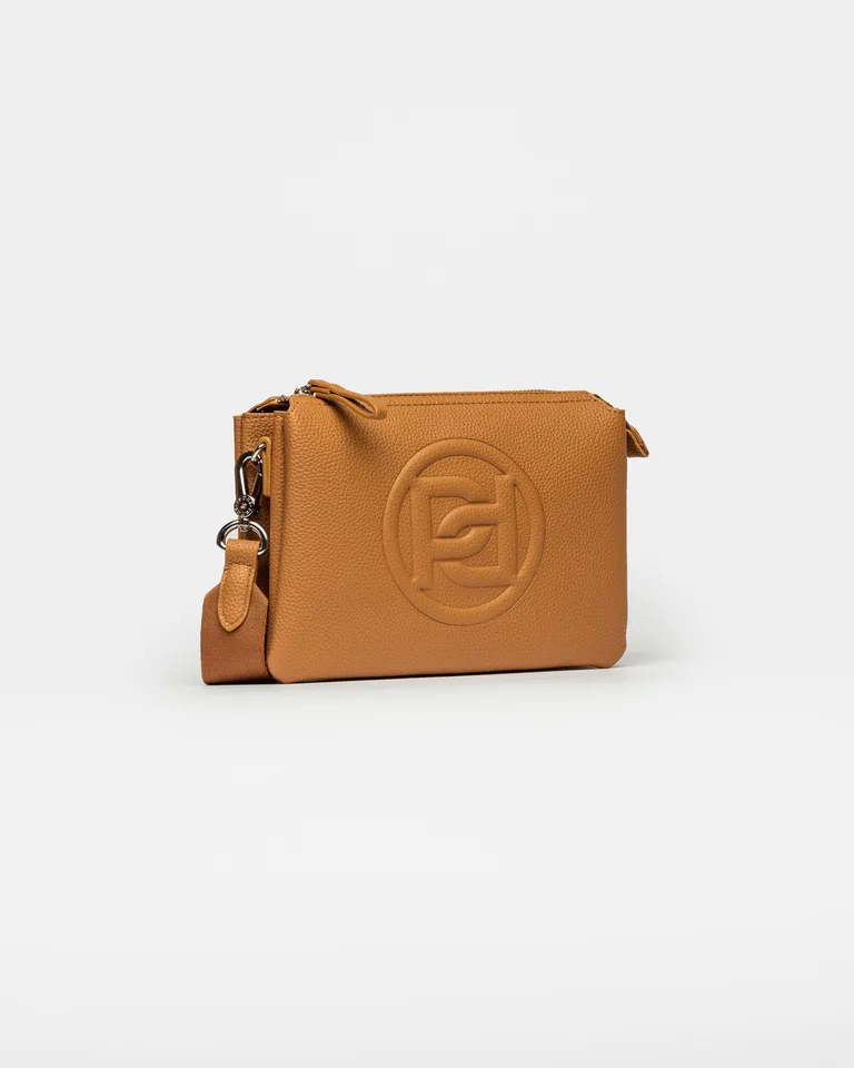 Cartera de diseño urbano con isologo gofrado y efecto cuero en tonos neutros de Prüne en Bolsos y Carteras para argentina