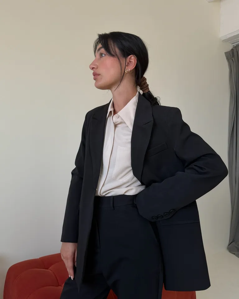 Blazer de corte clásico con solapas estructuradas y diseño minimalista para mujer de Naíma en Blazers para argentina