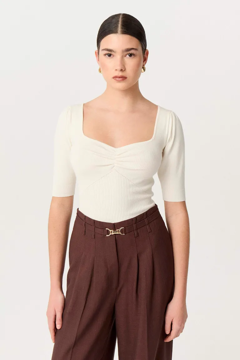 Remera de punto jersey blanca con mangas 3/4 y frunce en el centro de Markova en Remeras para argentina