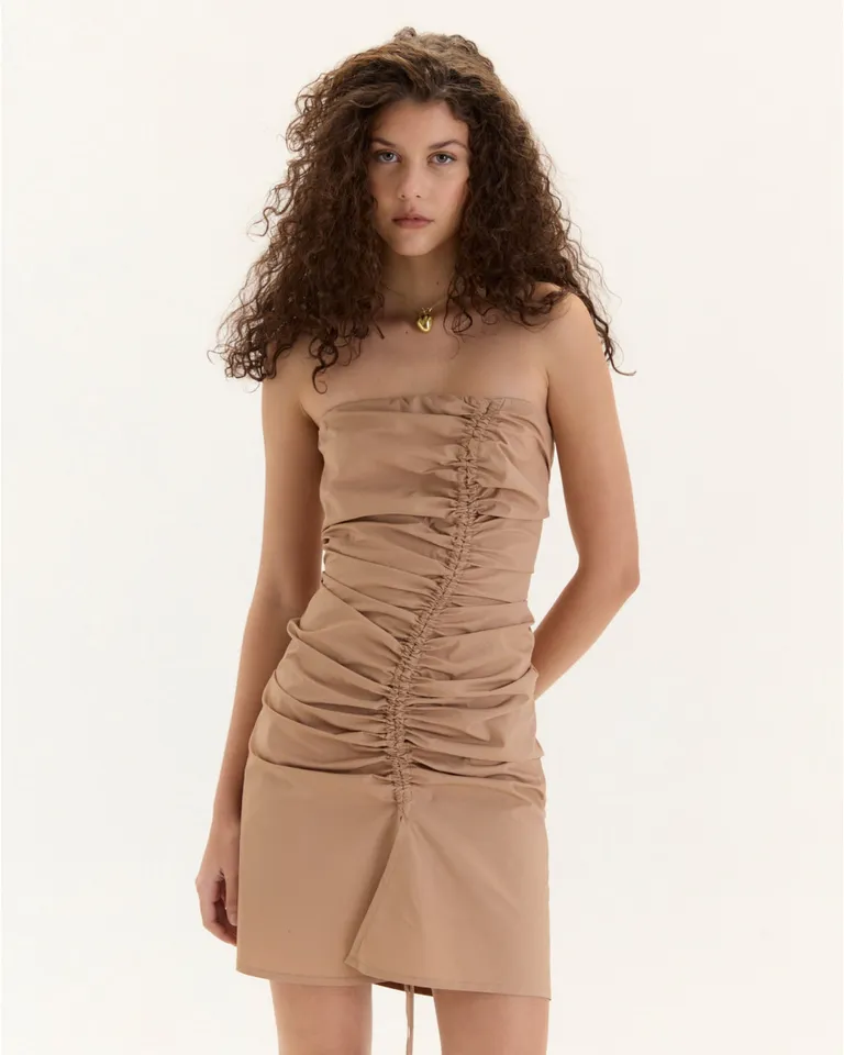 Vestido femenino de diseño minimalista y corte ajustado para un look chic y refinado de Blue Sheep en Vestidos para argentina