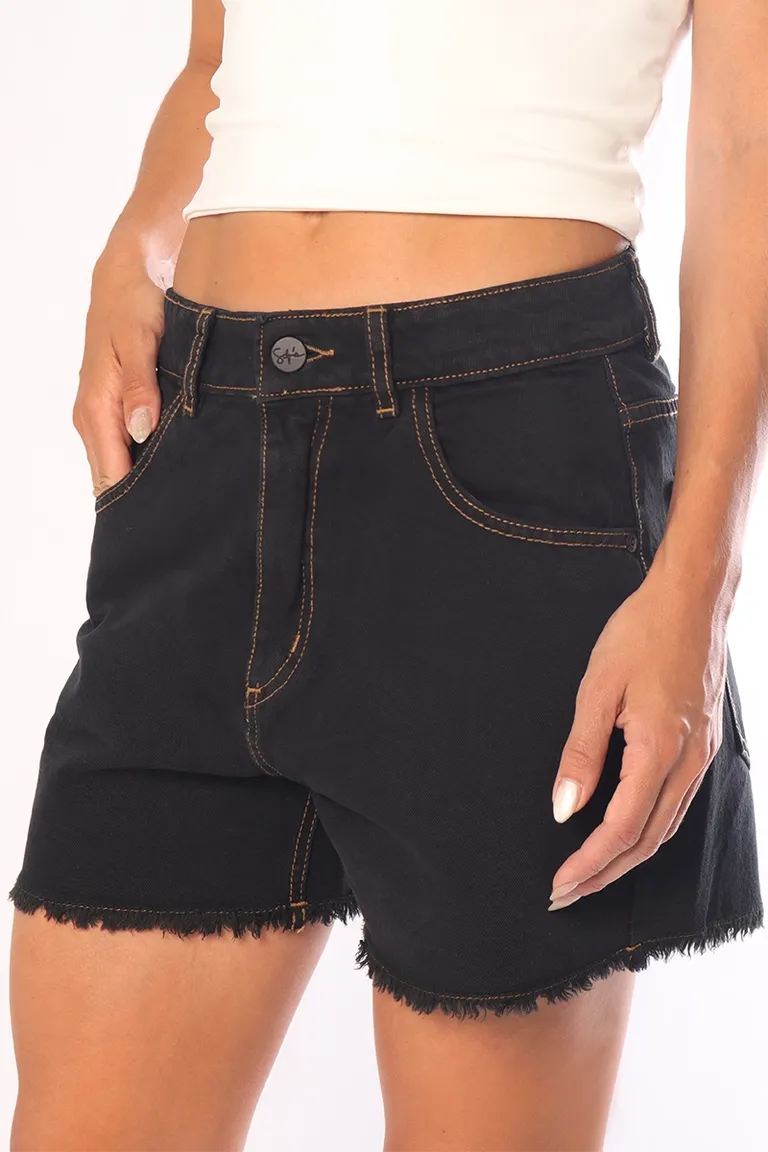 Shorts de denim de tiro alto y corte regular en color negro de Sofia Sarkany en Shorts para argentina