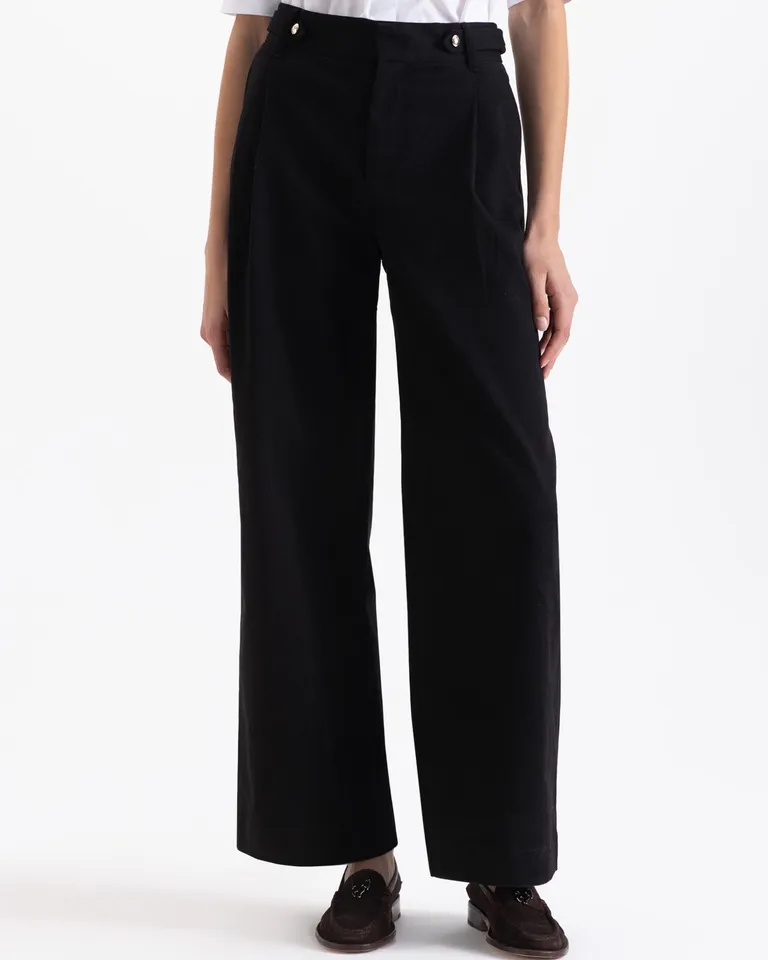 Pantalón wide leg de tiro alto con tablas frontales, cierre metálico y bolsillos laterales y traseros de Jazmin Chebar en Pantalones para argentina