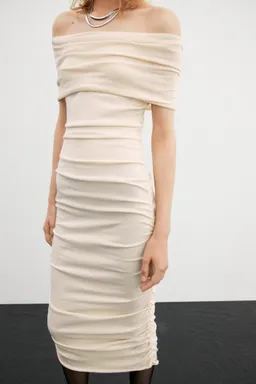 Vestido drapeado hombros descubiertos de Mango en Vestidos para argentina