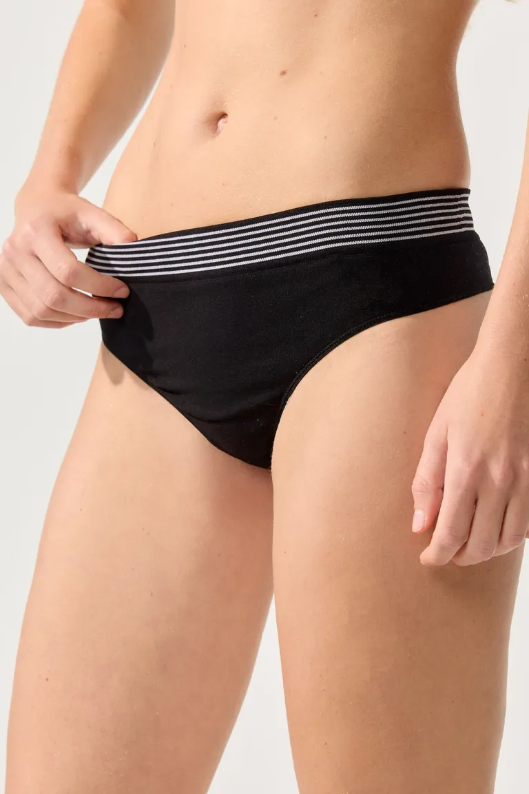Bombacha colaless seamless negra con diseño liso y elástico rayado de Cuesta Blanca en Swimwear y Beachwear para argentina