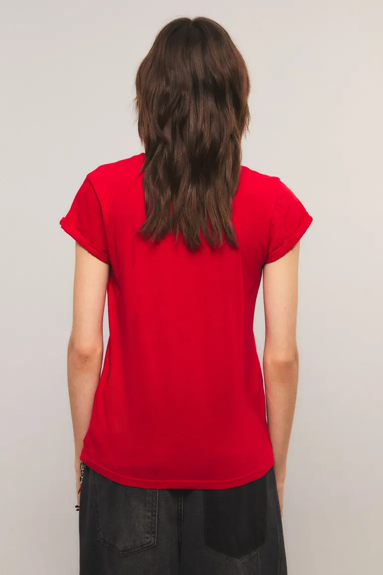 Remera con escote redondo, mangas cortas y detalle gráfico exclusivo en el frente con calce regular de Kosiuko en Remeras para argentina