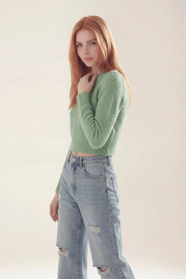 Sweater tejido con cuello redondo y detalle de calados frontales de Akiabara en Buzos y Sweaters para argentina