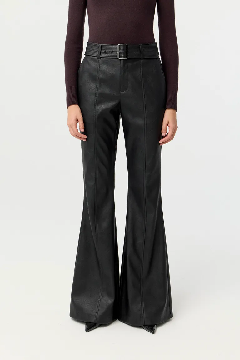 Pantalón de mujer tiro alto con pierna flare y detalle de cinturón con hebilla metálica de Markova en Pantalones para argentina