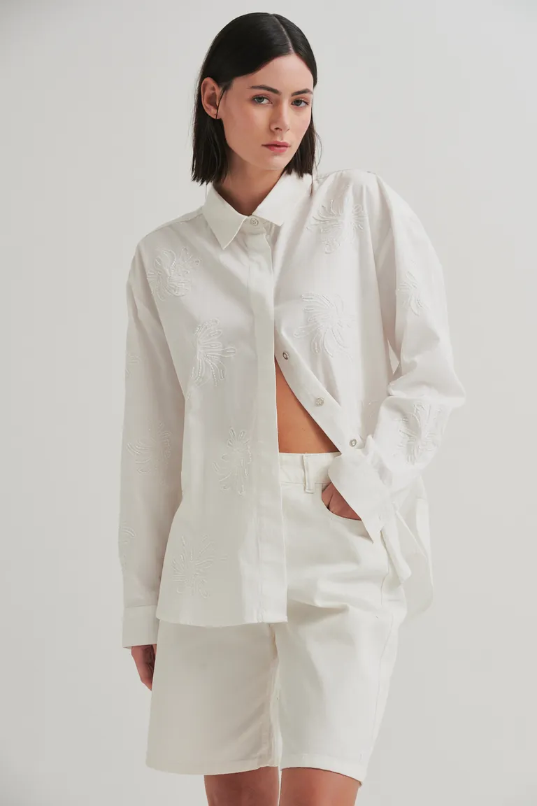 Camisa blanca de algodón con bordado floral y calce relaxed de Sweet en Camisas para argentina