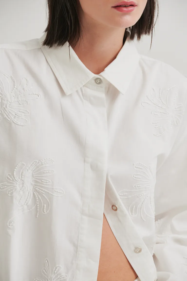 Camisa blanca de algodón con bordado floral y calce relaxed de Sweet en Camisas para argentina
