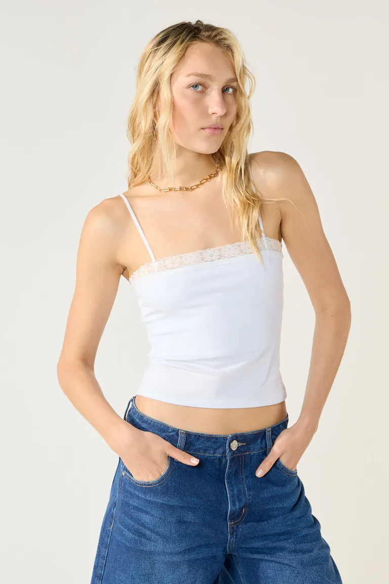 Top blanco de tirantes regulables y escote puntilla de Cuesta Blanca en Tops para argentina