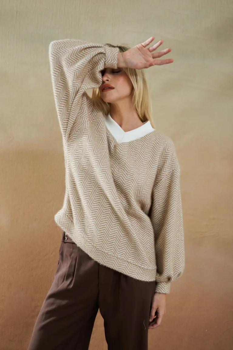 Buzo de estilo minimalista y corte holgado en tonalidad natural de Apricot en Buzos y Sweaters para argentina