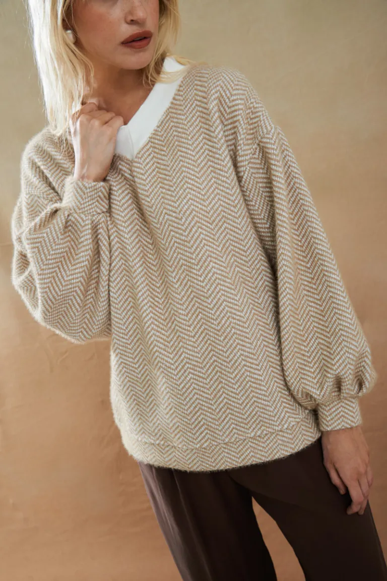 Buzo de estilo minimalista y corte holgado en tonalidad natural de Apricot en Buzos y Sweaters para argentina