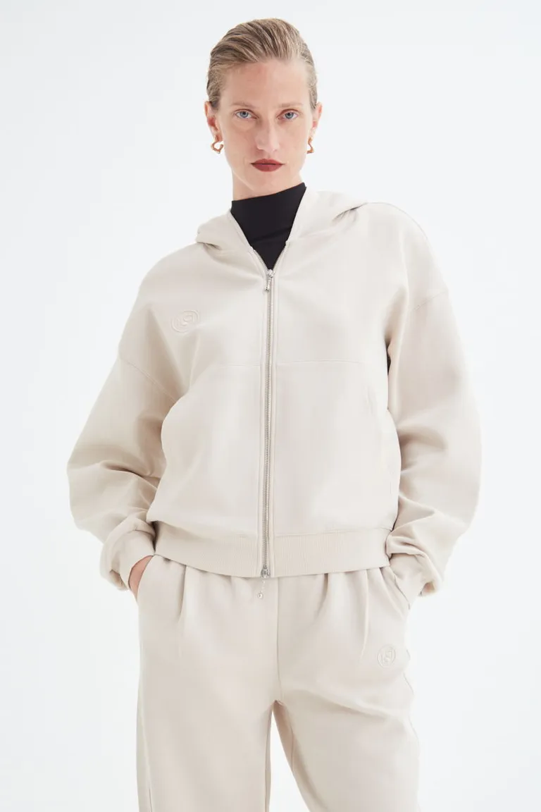 Campera de jersey blanca con capucha y cierre metálico para un look relajado y canchero de Las Pepas en Buzos y Sweaters para argentina