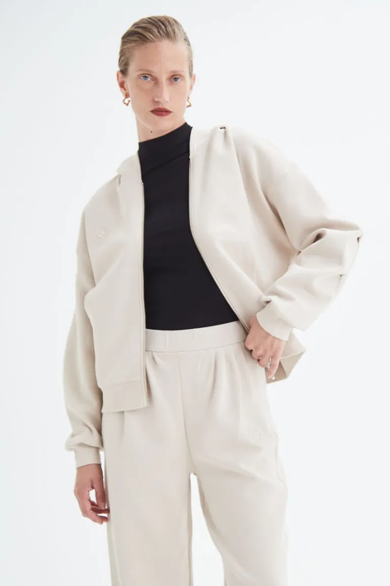 Campera de jersey blanca con capucha y cierre metálico para un look relajado y canchero de Las Pepas en Buzos y Sweaters para argentina
