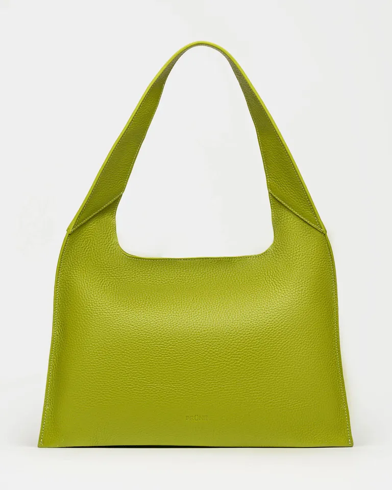 Cartera al hombro de cuero graneado con diseño minimal y silueta fluida de Prüne en Bolsos y Carteras para argentina