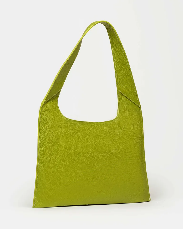 Cartera al hombro de cuero graneado con diseño minimal y silueta fluida de Prüne en Bolsos y Carteras para argentina