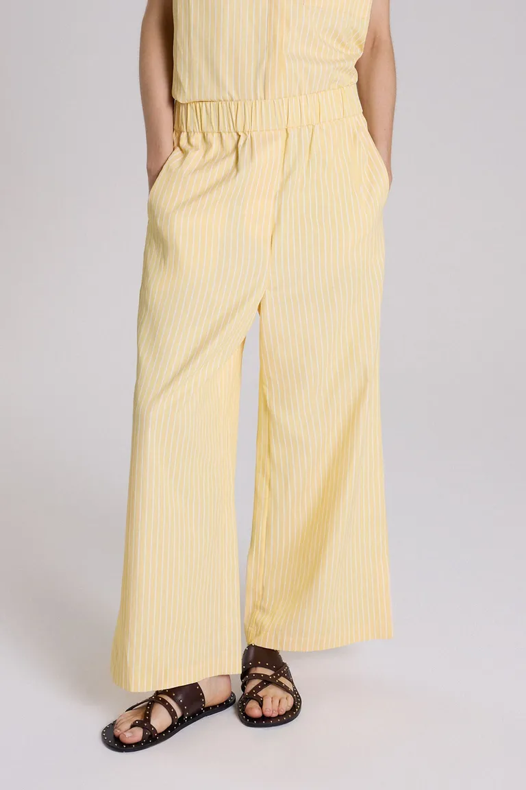 Pantalón de corte recto y cintura elástica en tonalidad amarilla para un estilo casual y moderno de Maria Cher en Pantalones para argentina