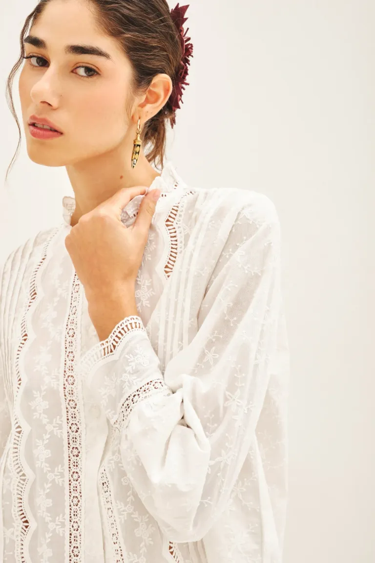 Camisa de broderie con elementos decorativos en el frente y corte regular de Rapsodia en Camisas para argentina