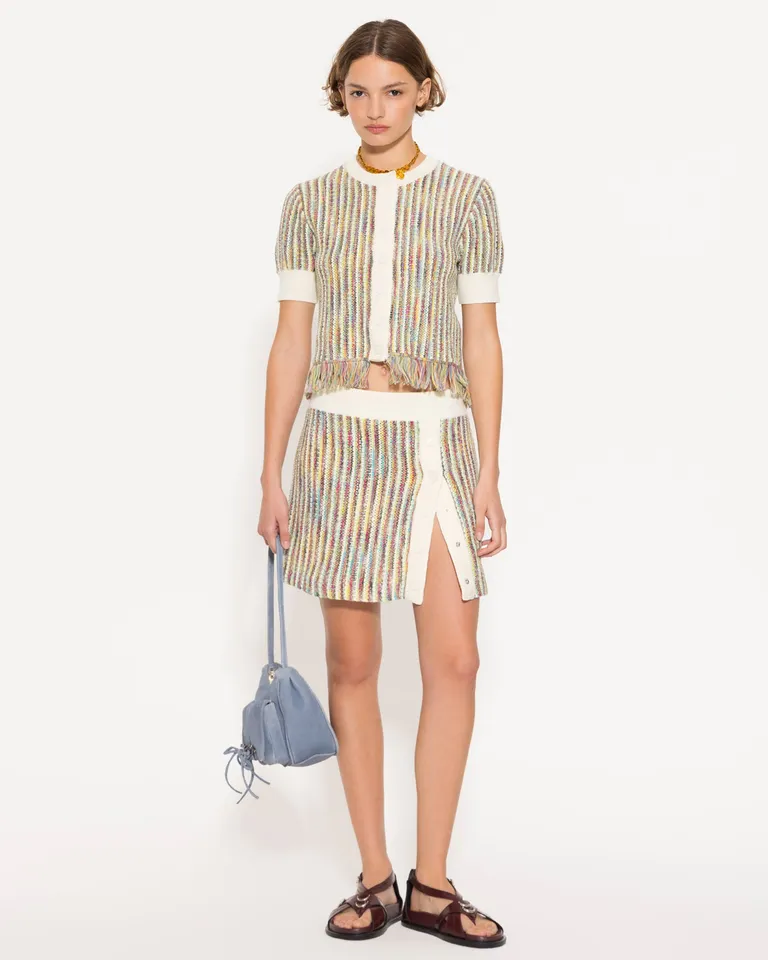 Short tejido mini con rayas verticales y cartera lateral con broches de Jazmin Chebar en Shorts para argentina