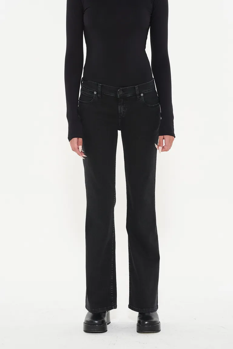 Pantalones de tiro bajo con calce bootcut en denim negro desgastado de Ay Not Dead en Pantalones para argentina