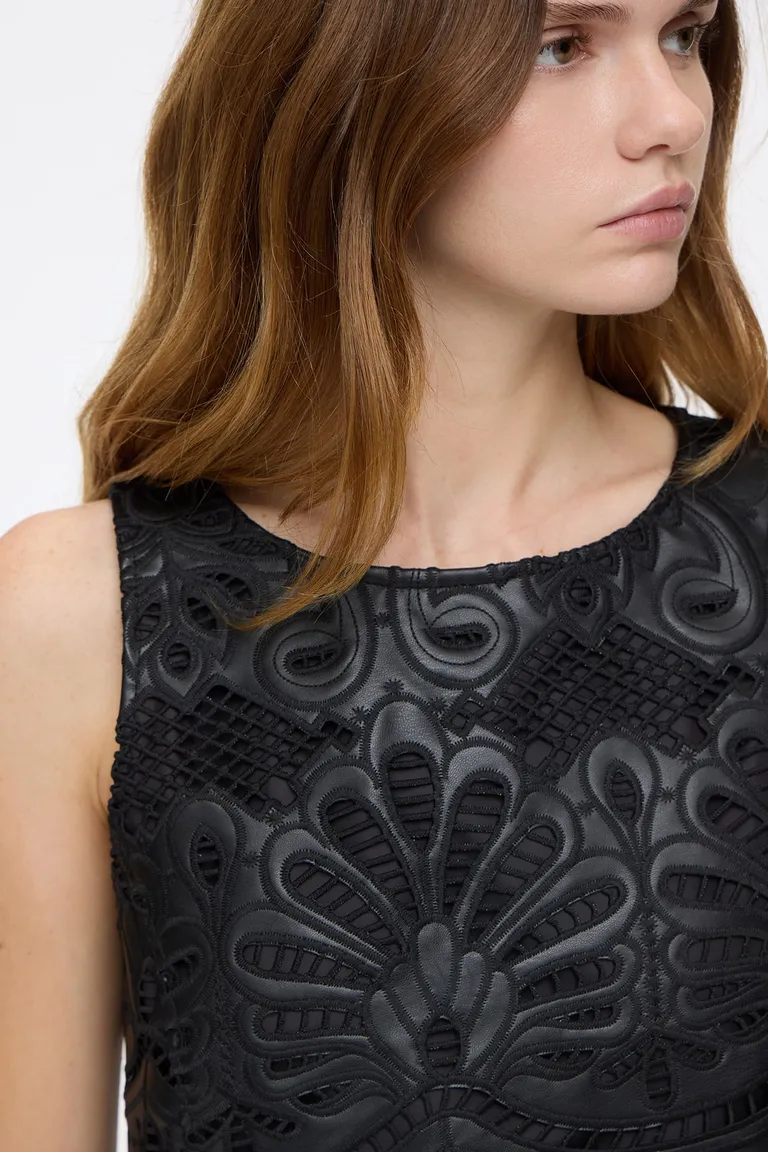 Top sin mangas con frente calado de corte recto y cierre invisible en espalda de Cuesta Blanca en Tops para argentina