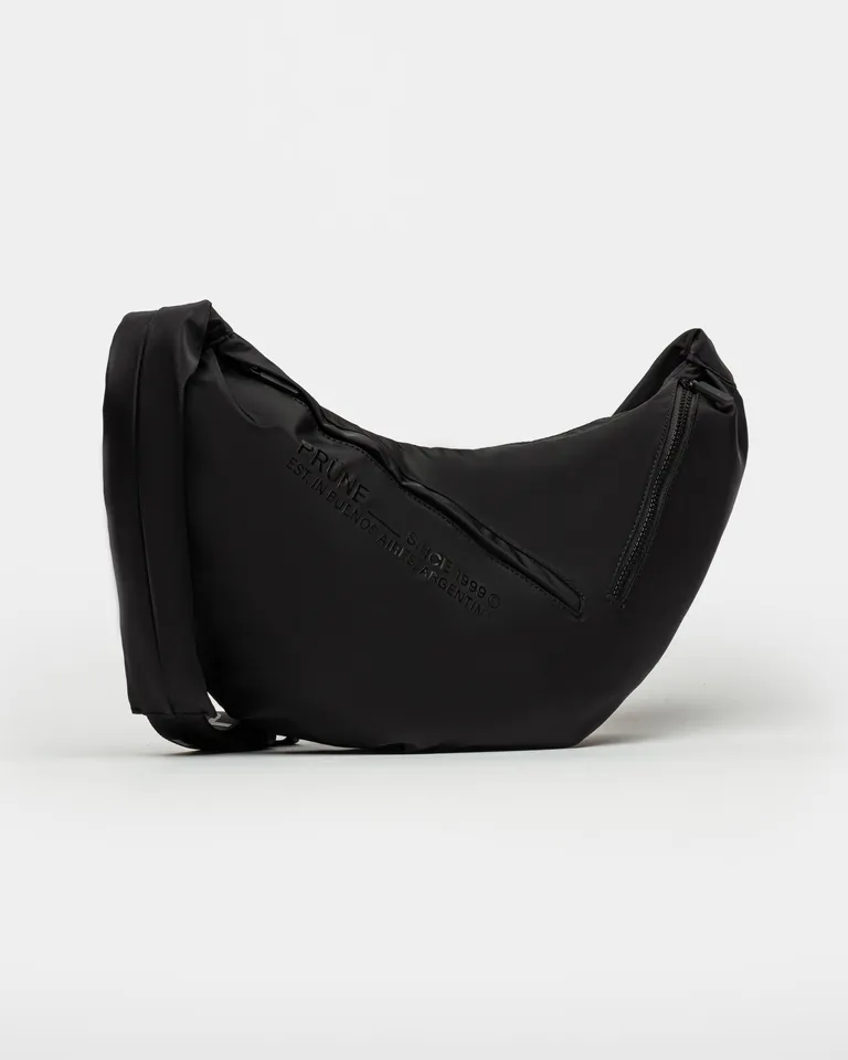 Bolso de nylon negro con detalles en color negro, ideal para usar todos los días de Prüne en Bolsos y Carteras para argentina